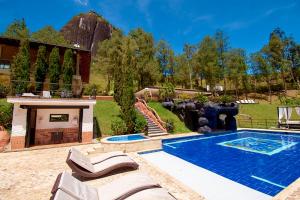 una casa con piscina in giardino di Mansión by Bernalo Hotels a Guatapé