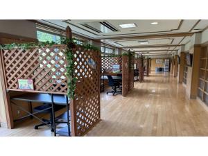 un corridoio dell'ufficio con una recinzione con delle piante sopra di Asakusa Sanso - Vacation STAY 52030v a Uonuma