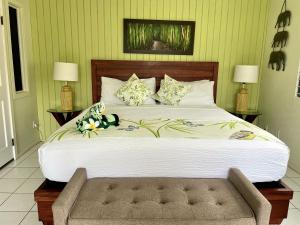 Big Island Retreat في كيلوا كونا: غرفة نوم بسرير كبير ومصباحين