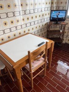 una mesa con un mando a distancia sentada encima de ella en Apartamento DENTRO DE MURALLA y PARKING GRATUITO en pleno centro, en Lugo