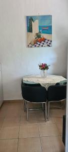 - une table avec deux chaises et un vase de fleurs dans l'établissement Vikendica Tiva-Fruska Gora, 
