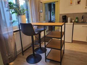 Rohrbach的住宿－Das hinter Haus，厨房配有木桌和椅子