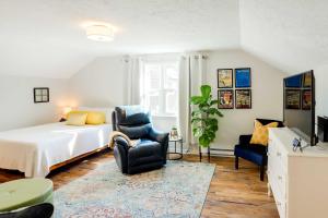 Postel nebo postele na pokoji v ubytování Cozy Norwalk Apt Near Cedar Point and Kalahari!