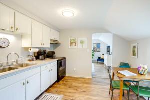 Kuchyň nebo kuchyňský kout v ubytování Cozy Norwalk Apt Near Cedar Point and Kalahari!