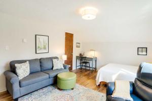 Posezení v ubytování Cozy Norwalk Apt Near Cedar Point and Kalahari!