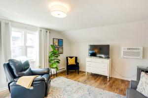 TV a/nebo společenská místnost v ubytování Cozy Norwalk Apt Near Cedar Point and Kalahari!