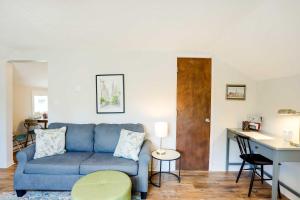 Posezení v ubytování Cozy Norwalk Apt Near Cedar Point and Kalahari!