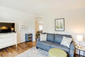Posezení v ubytování Cozy Norwalk Apt Near Cedar Point and Kalahari!