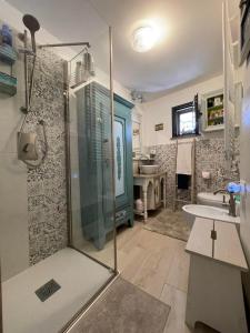 a bathroom with a shower and a sink at THE SECRET GARDEN in Forza dʼAgro