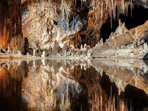 un reflejo de una cueva en el agua en Das hinter Haus, en Rohrbach