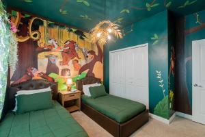 - une chambre pour enfants avec une chambre à coucher dotée d'une fresque murale représentant des singes dans l'établissement Amazing Thematic House Pvt PoolArcades Resort, à Orlando