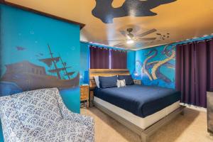 - une chambre dotée d'un mur bleu avec un lit et une chaise dans l'établissement Amazing Thematic House Pvt PoolArcades Resort, à Orlando