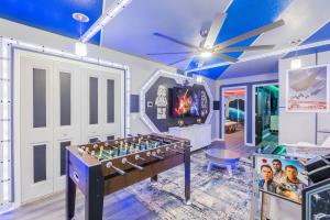 Sala de juegos en Star Wars themed with pool and Game Room on Resort
