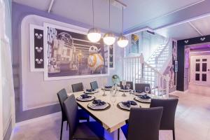 Zona de estar de Star Wars themed with pool and Game Room on Resort