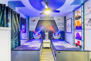 Cama o camas de una habitación en Star Wars themed with pool and Game Room on Resort