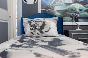 Cama o camas de una habitación en Star Wars themed with pool and Game Room on Resort