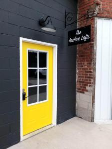 eine gelbe Tür an der Seite eines Gebäudes in der Unterkunft The Huber The Archive Lofts in Marion