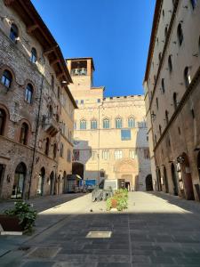 una calle vacía en un edificio antiguo con edificios en Casa dei Gigli, en Perugia