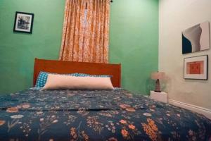 1 dormitorio con 1 cama con edredón azul en Jazzy vibrant getaway Hot Tub Cabana 1517, en Nueva Orleans