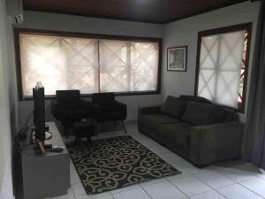 Ruang duduk di L2 Casa condomínio tipo resort frente a praia.