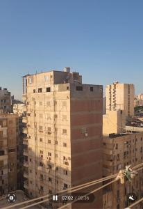 vistas a un edificio alto de una ciudad en شقه مفروشه, en Alejandría