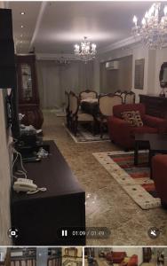 sala de estar con sofá y comedor en شقه مفروشه, en Alejandría