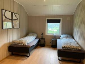מיטה או מיטות בחדר ב-Stor hytte med fantastisk utsikt