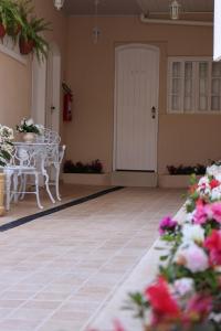 a room with a table and chairs and a white door at Pousada Serrano in Campos do Jordão