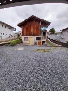 a barn with a bench in front of it at Casa em Blumenau Oktoberfest e demais eventos até 13 pessoas in Blumenau