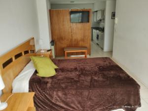 Marconi في فينادو تيورتو: غرفة نوم بسرير كبير ومخدة صفراء