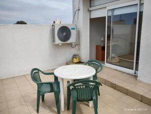 - Balcón con mesa y sillas y ventilador en Marconi, en Venado Tuerto 1 foto más