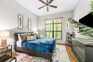Schlafzimmer mit einem Bett und einem Deckenventilator in der Unterkunft Luxe 2 Bedroom Oasis near Cobb and Truist Park in Atlanta