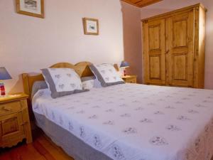 Ένα ή περισσότερα κρεβάτια σε δωμάτιο στο Appartement 3 pièces 6 pers avec parking, proche navette, St Chaffrey, jardin, Wi-Fi, 2 TV - FR-1-762-16 +2 φωτογραφίες