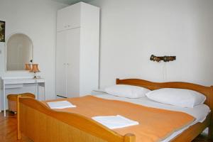- une chambre avec un lit et 2 serviettes dans l'établissement Apartments Nemo, à Vinišće