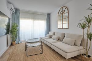 ein Wohnzimmer mit einem Sofa und einem Tisch in der Unterkunft Dolce Barbera 15 min to Barcelona and beach in Barberà del Vallès