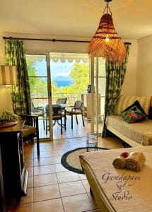 sala de estar con sofá y mesa en Vue Exclusive Mer et Volcan, Village Vacances avec Plage et Piscine, Les Gwadastudios en Sainte-Anne