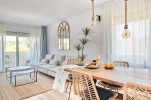ein Wohnzimmer mit einem Tisch und einem Sofa in der Unterkunft Dolce Barbera 15 min to Barcelona and beach in Barberà del Vallès