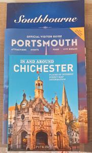 książka na okładce Uniwersytetu Portswell w obiekcie Large double room with spacious ensuite w mieście Southbourne