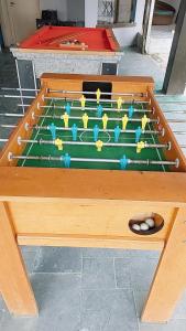 ein hölzerner Tischfußballtisch auf dem Boden in der Unterkunft Casa das Pedras in Caraguatatuba