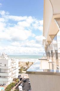 una vista sull'oceano dal balcone di un edificio di Hotel Saint Louis a Rimini