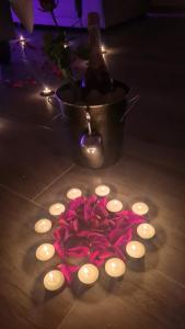 51 On Vlei في كيب تاون: مجموعة من الشموع على طاولة مع وعاء من الزهور