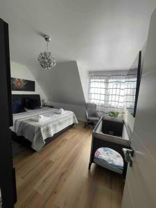 - une chambre avec un lit, une chaise et une fenêtre dans l'établissement Wohnung in Eggenstein-Leopoldsh., 