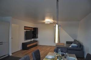- un salon avec un canapé et une table dans l'établissement Wohnung in Eggenstein-Leopoldsh., 