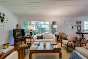 uma sala de estar com um sofá e uma mesa em Heavenly Sonoma Country Home Garden, Pool and Spa! em Sonoma