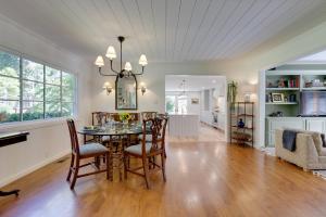 uma sala de jantar e sala de estar com mesa e cadeiras em Heavenly Sonoma Country Home Garden, Pool and Spa! em Sonoma