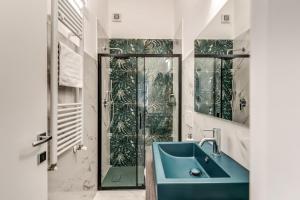 bagno con lavandino blu e doccia di Nala Luxury Apartment with terrace a Roma