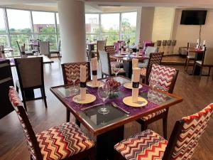 a restaurant with a table with wine glasses on it at Eurobuilding Express Maracay in Maracay