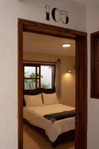 - une chambre avec un lit à baldaquin dans l'établissement Casa Venus, à San Cristóbal de Las Casas