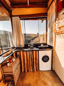 cocina con fregadero y ventana en Rustik, en Alto Paraíso de Goiás