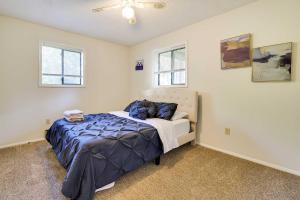 Postel nebo postele na pokoji v ubytování Charming Long Pond Getaway with Community Perks + 35 fotografií